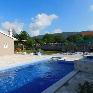 https://vacation-house-radosic.hotels-in-trogir.com